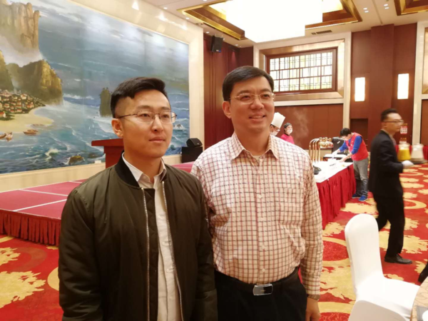 丝路华兴旅游发展公司总裁助理卞人杰(左)与乳山唐大鹏常委副市长合影