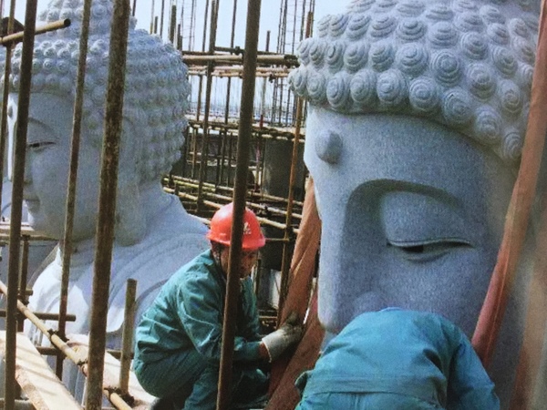 山东省淄博市金陵寺,师傅们正在精心安装巨型佛像